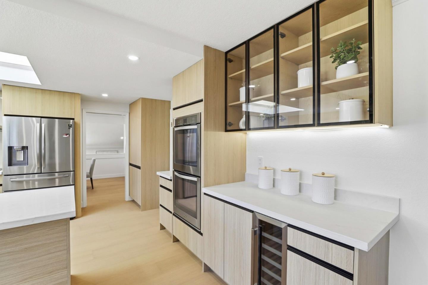 Detail Gallery Image 10 of 39 For 1350 Trinity Dr, Menlo Park,  CA 94025 - 3 Beds | 2/1 Baths