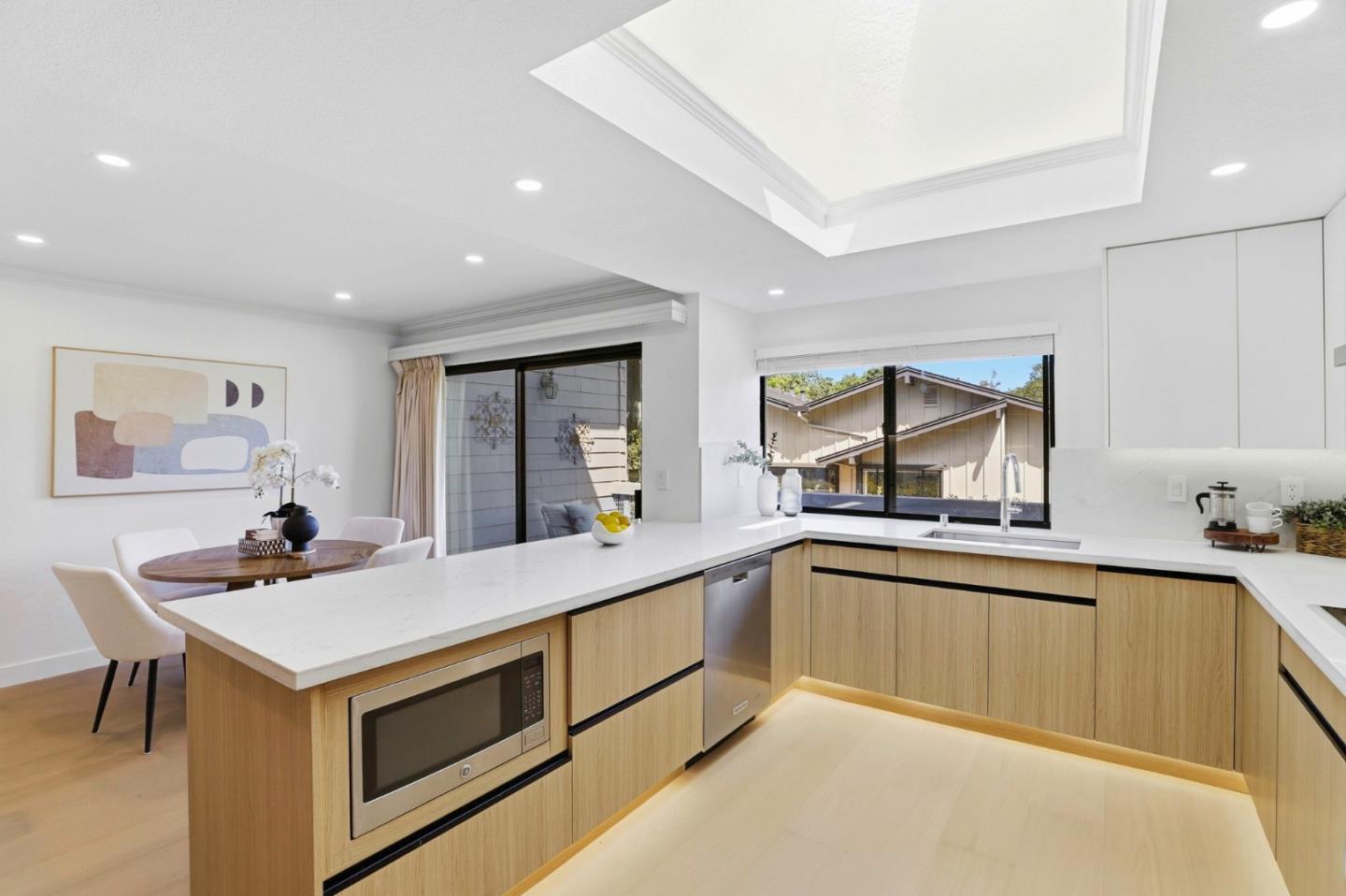 Detail Gallery Image 12 of 39 For 1350 Trinity Dr, Menlo Park,  CA 94025 - 3 Beds | 2/1 Baths