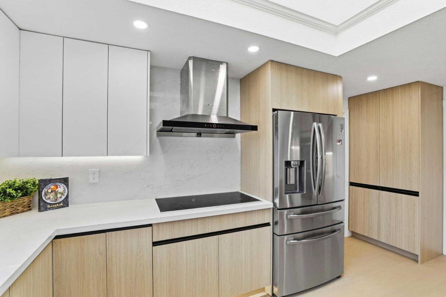 Detail Gallery Image 14 of 39 For 1350 Trinity Dr, Menlo Park,  CA 94025 - 3 Beds | 2/1 Baths