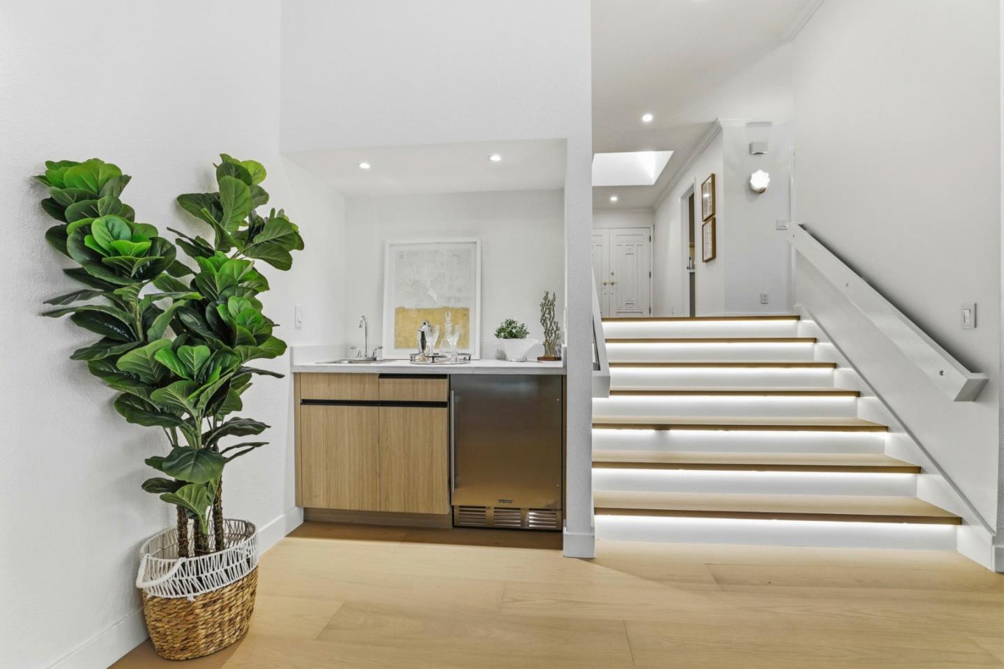 Detail Gallery Image 4 of 39 For 1350 Trinity Dr, Menlo Park,  CA 94025 - 3 Beds | 2/1 Baths