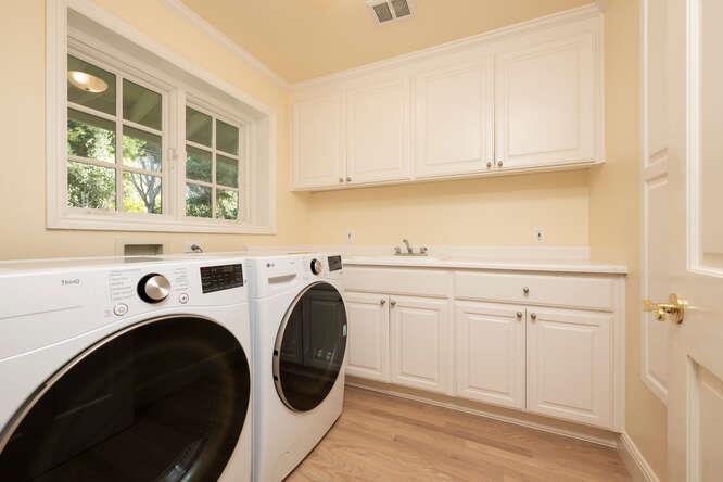 Detail Gallery Image 11 of 14 For 1 Adam Way, Atherton,  CA 94027 - 4 Beds | 3/1 Baths