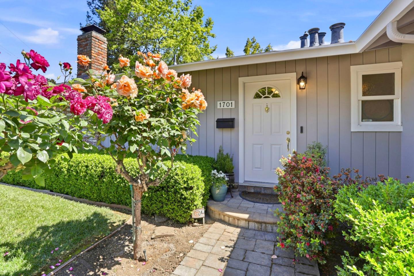 Detail Gallery Image 5 of 48 For 1701 S Springer Rd, Mountain View,  CA 94040 - 3 Beds | 2 Baths