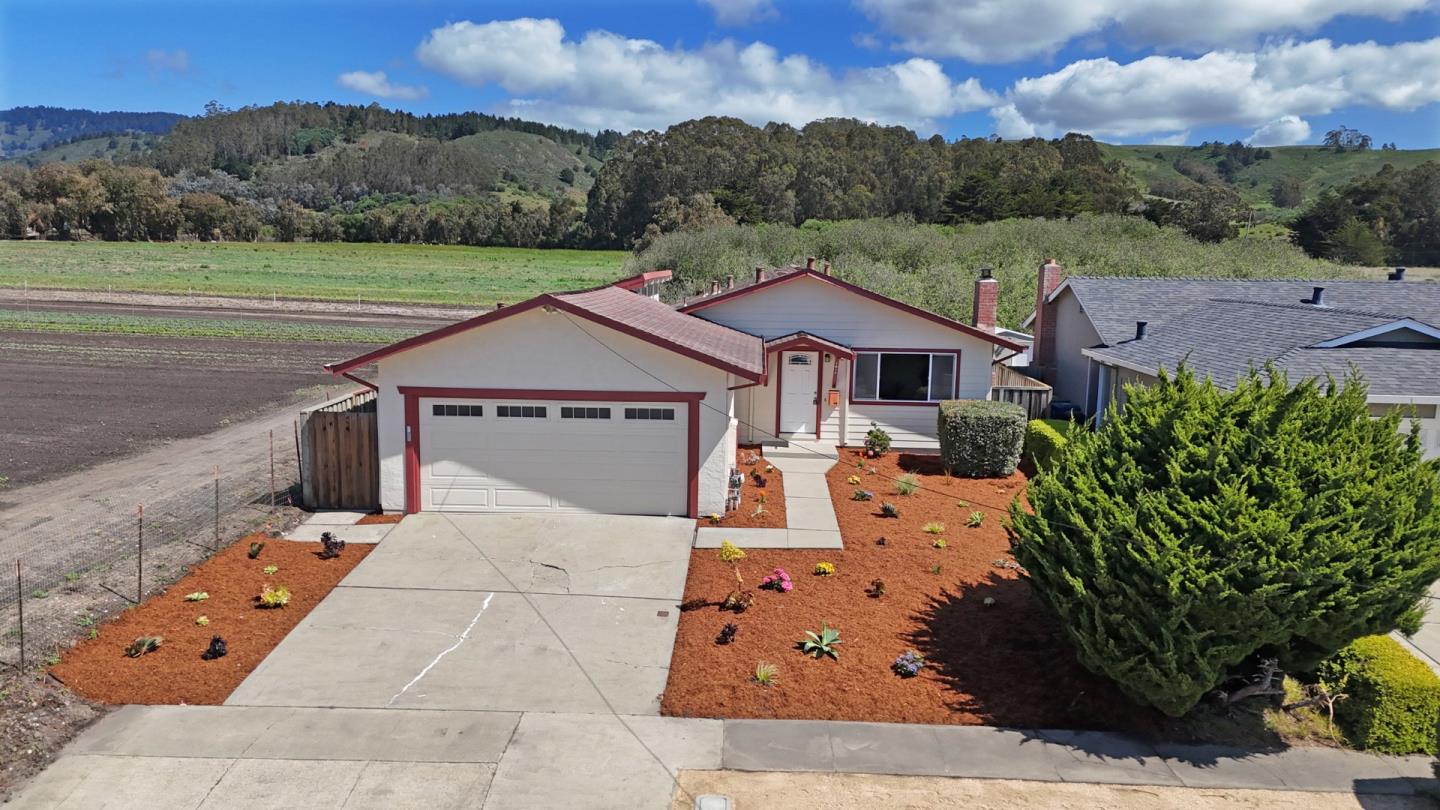 Detail Gallery Image 2 of 38 For 1017 Golden Gate Ave, Half Moon Bay,  CA 94019 - 3 Beds | 2 Baths