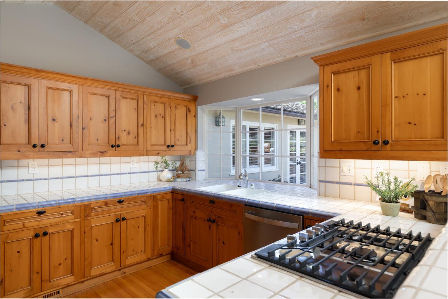 Detail Gallery Image 16 of 46 For 3017 Lasuen Dr, Carmel,  CA 93923 - 3 Beds | 2/1 Baths