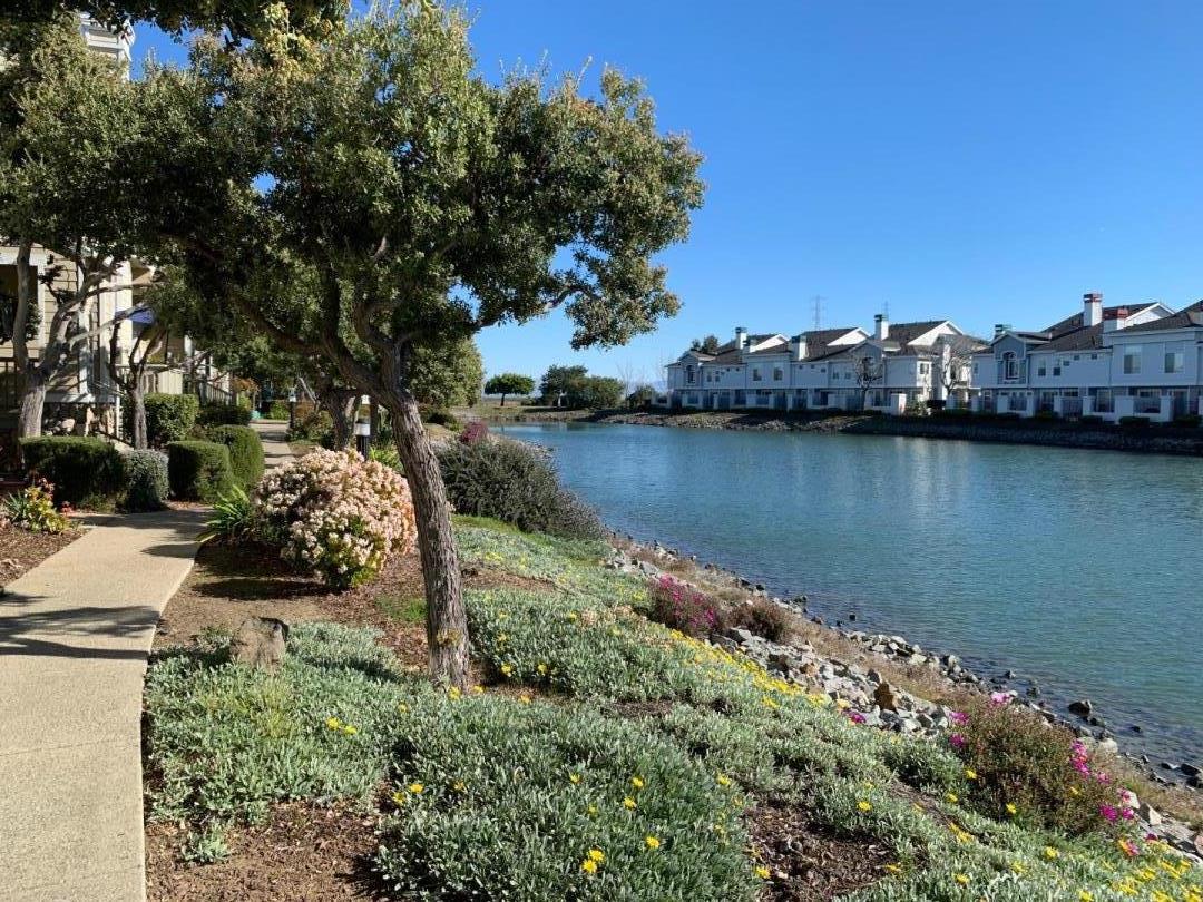 Detail Gallery Image 2 of 14 For 374 Meridian Dr, Redwood City,  CA 94065 - 2 Beds | 2/1 Baths