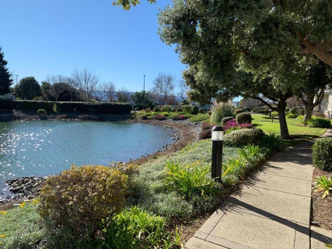 Detail Gallery Image 3 of 14 For 374 Meridian Dr, Redwood City,  CA 94065 - 2 Beds | 2/1 Baths