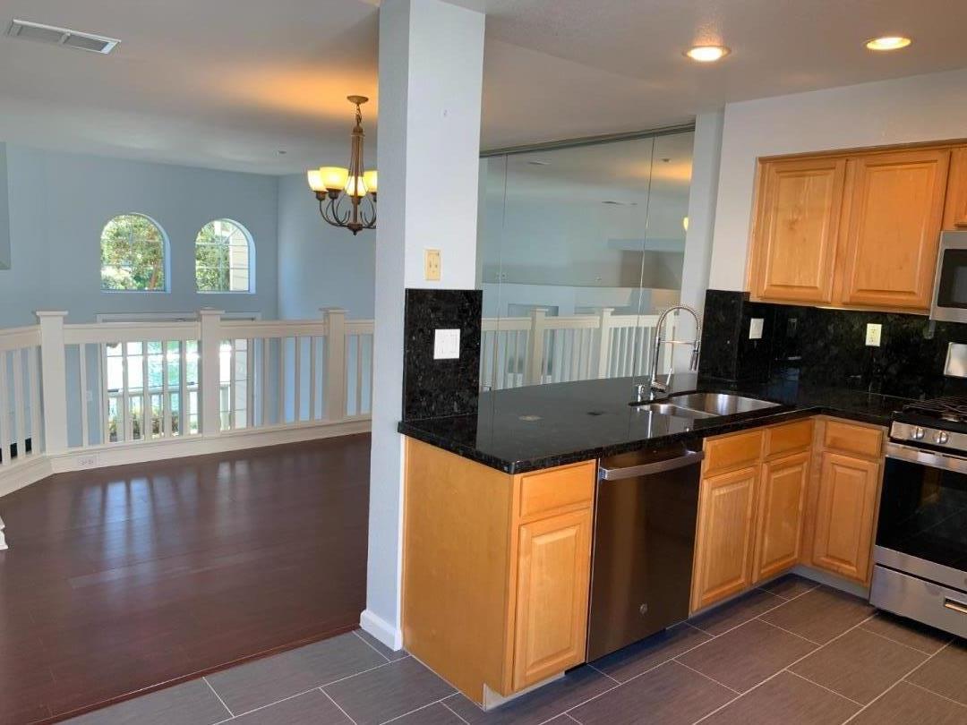 Detail Gallery Image 6 of 14 For 374 Meridian Dr, Redwood City,  CA 94065 - 2 Beds | 2/1 Baths