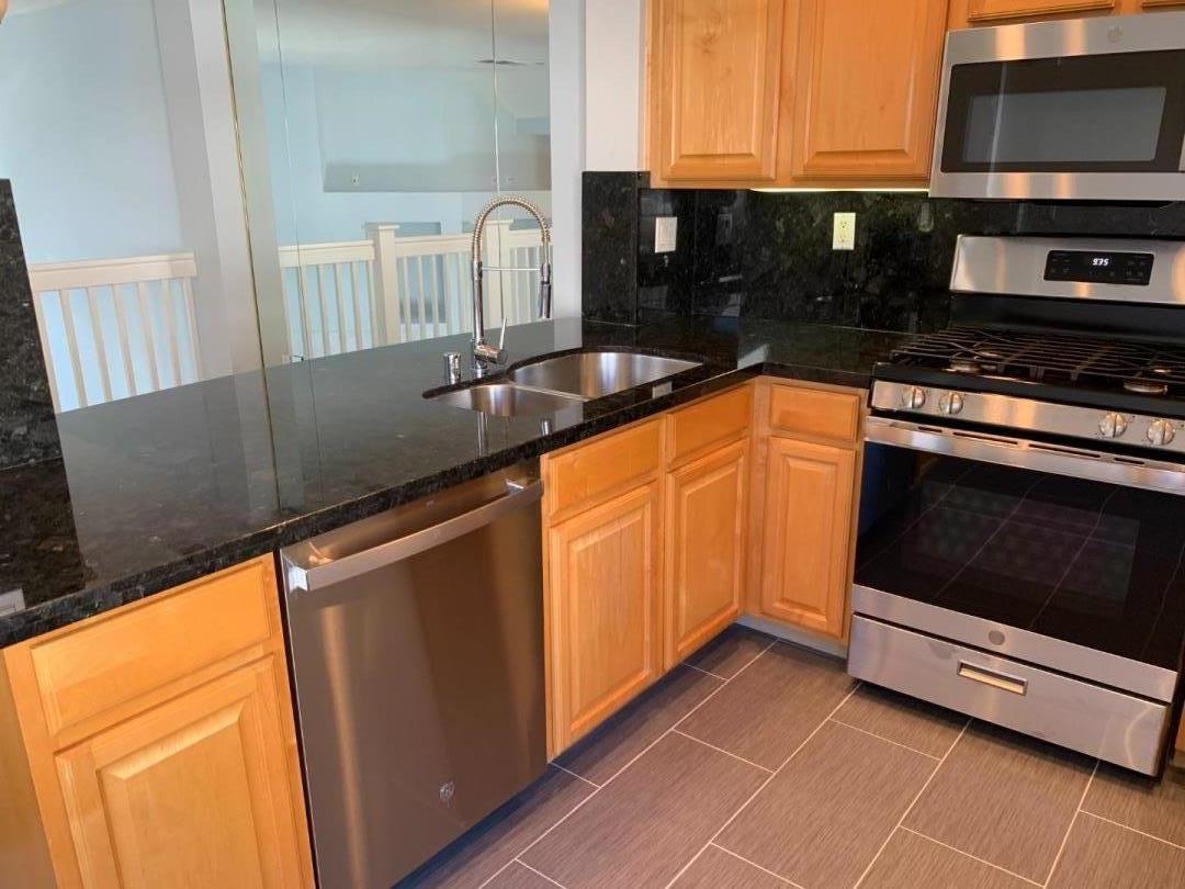 Detail Gallery Image 7 of 14 For 374 Meridian Dr, Redwood City,  CA 94065 - 2 Beds | 2/1 Baths