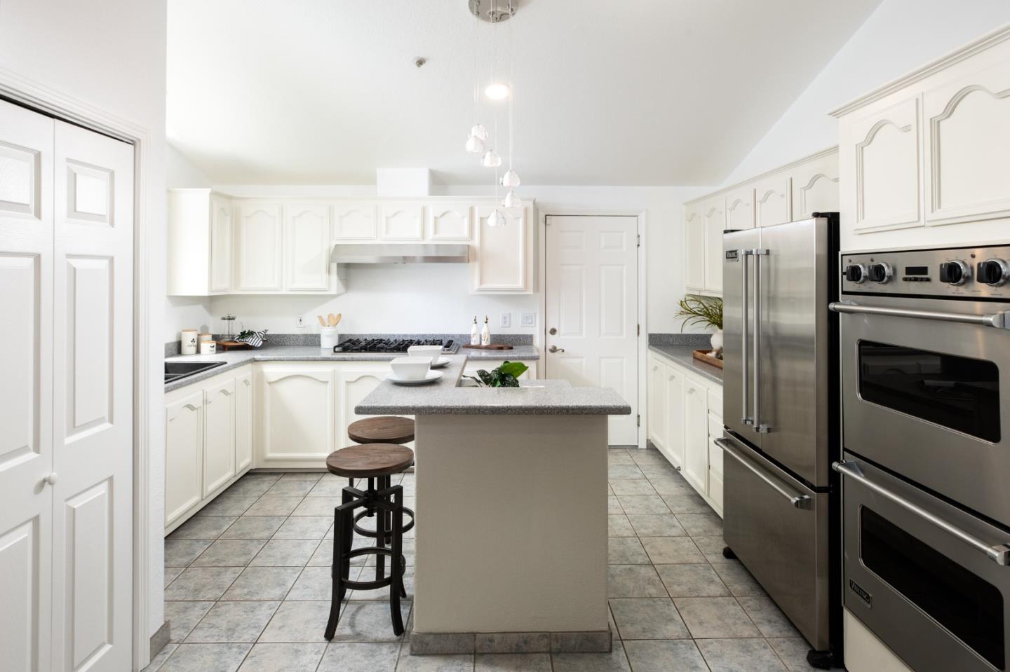 Detail Gallery Image 7 of 27 For 1023 Roosevelt Ave, Redwood City,  CA 94061 - 3 Beds | 2/1 Baths