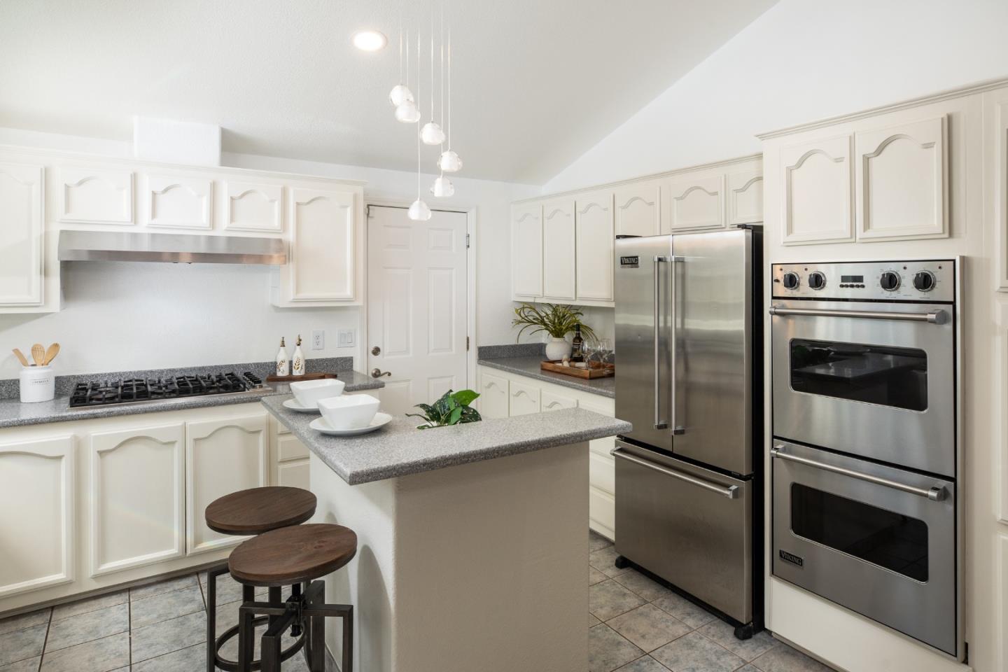 Detail Gallery Image 8 of 27 For 1023 Roosevelt Ave, Redwood City,  CA 94061 - 3 Beds | 2/1 Baths