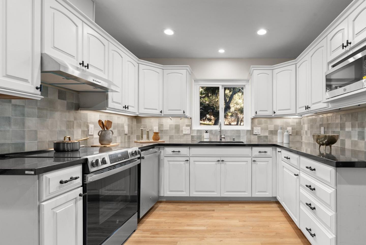 Detail Gallery Image 6 of 44 For 201 Soledad Pl, Monterey,  CA 93940 - 4 Beds | 2 Baths