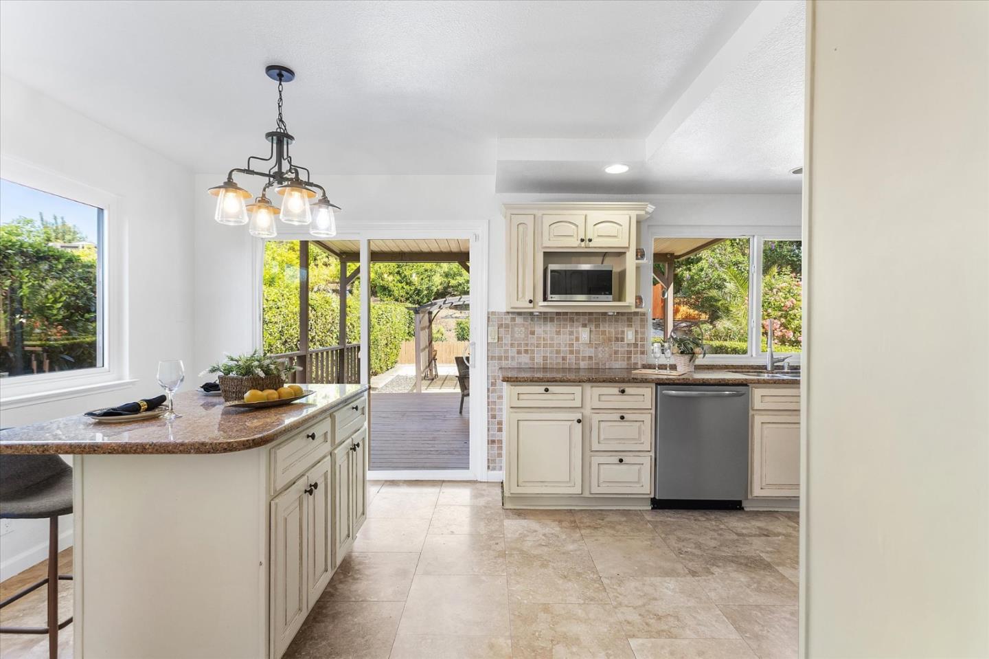 Detail Gallery Image 16 of 35 For 160 Windsor Way, Vallejo,  CA 94591 - 4 Beds | 3/1 Baths