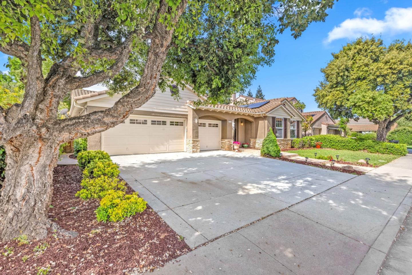 Detail Gallery Image 4 of 91 For 19127 Chinook Ct, Morgan Hill,  CA 95037 - 4 Beds | 3/1 Baths