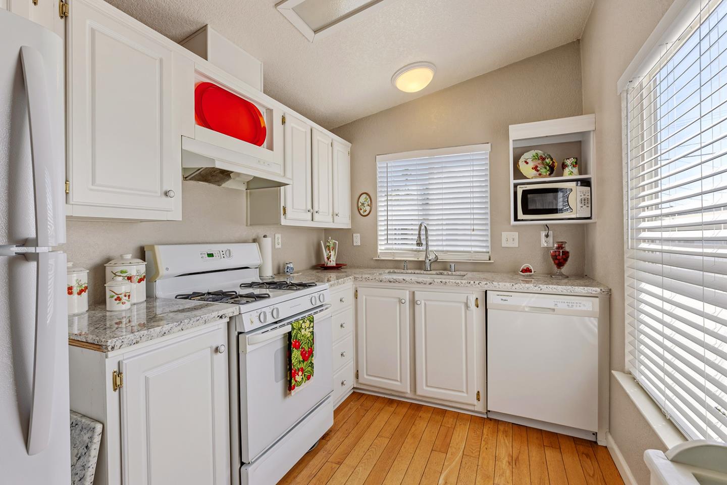 Detail Gallery Image 10 of 24 For 1555 Merrill St #2,  Santa Cruz,  CA 95062 - 2 Beds | 2 Baths