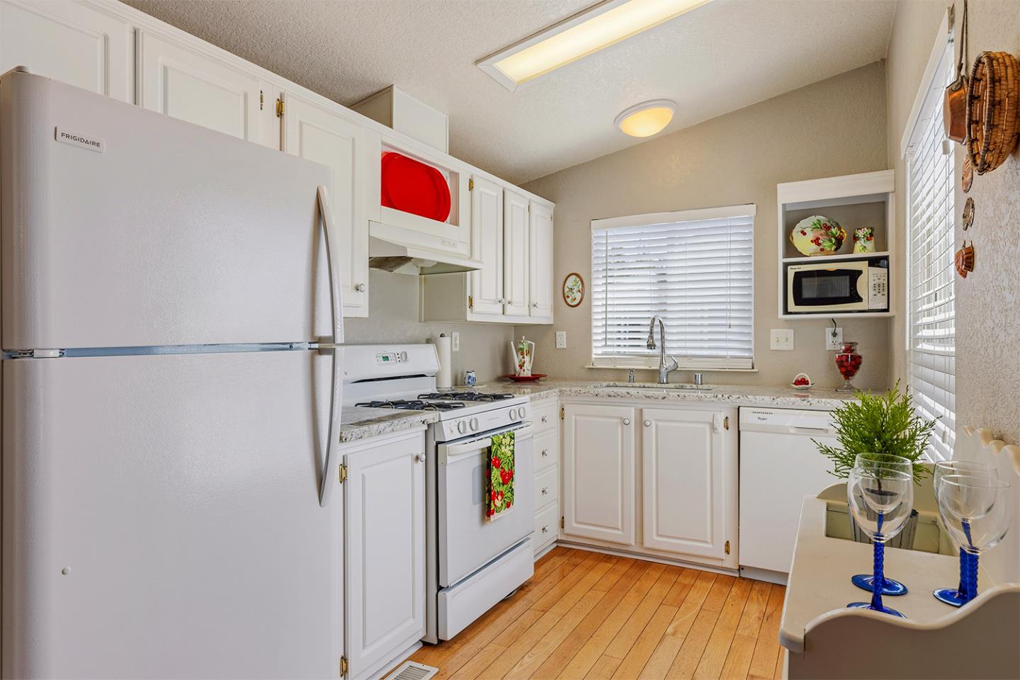 Detail Gallery Image 9 of 24 For 1555 Merrill St #2,  Santa Cruz,  CA 95062 - 2 Beds | 2 Baths