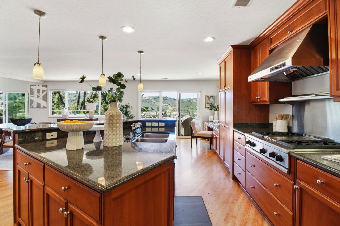 Detail Gallery Image 11 of 33 For 176 Exbourne Ave, San Carlos,  CA 94070 - 5 Beds | 3/1 Baths