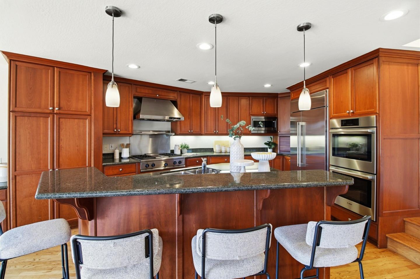 Detail Gallery Image 14 of 33 For 176 Exbourne Ave, San Carlos,  CA 94070 - 5 Beds | 3/1 Baths