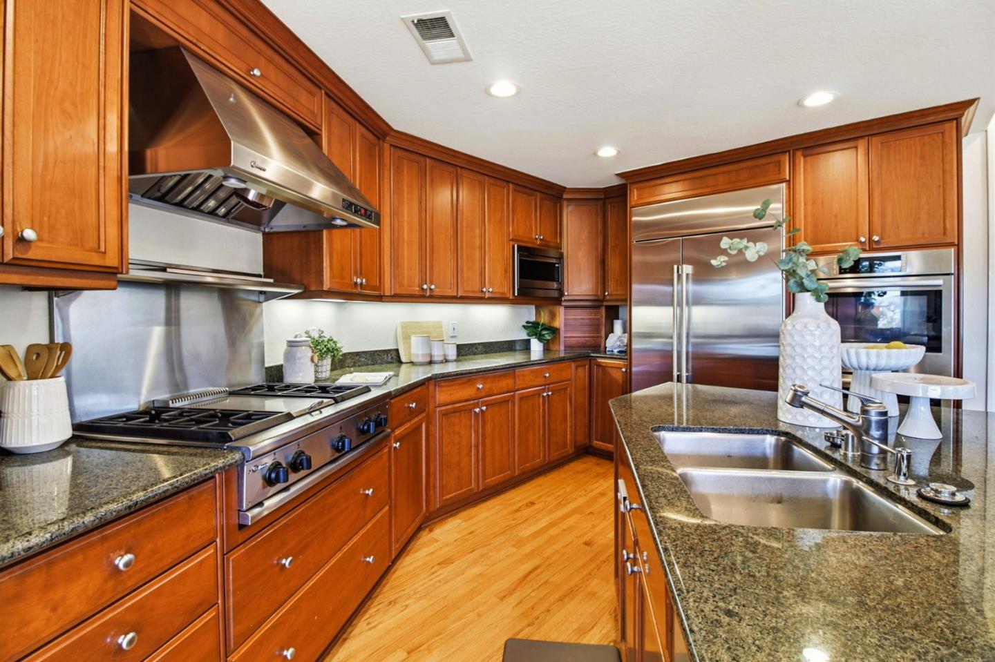 Detail Gallery Image 15 of 33 For 176 Exbourne Ave, San Carlos,  CA 94070 - 5 Beds | 3/1 Baths