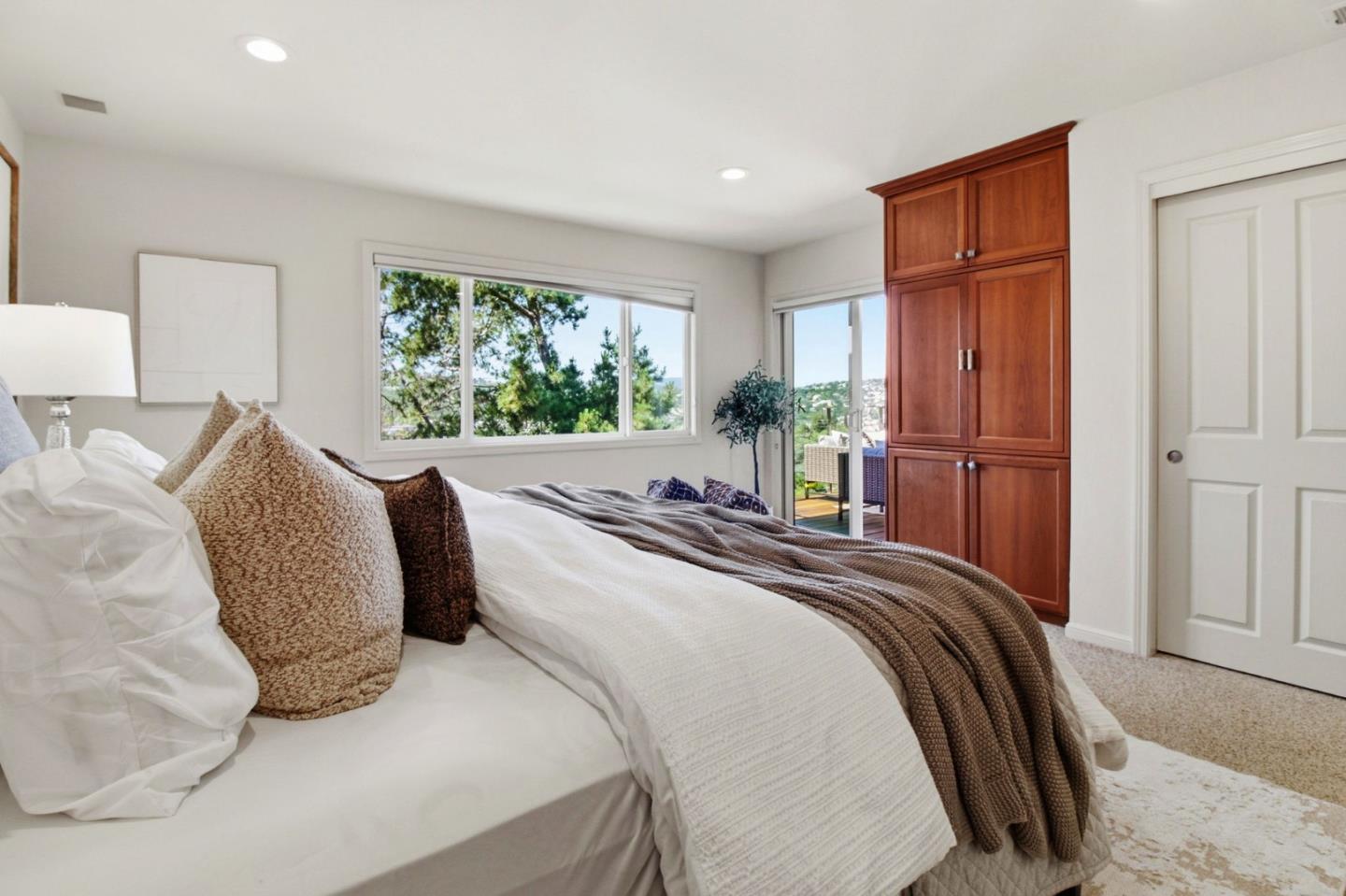 Detail Gallery Image 18 of 33 For 176 Exbourne Ave, San Carlos,  CA 94070 - 5 Beds | 3/1 Baths