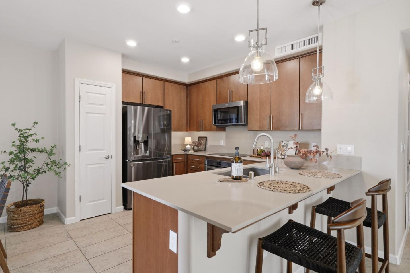 Detail Gallery Image 13 of 76 For 280 William Manly St #6,  San Jose,  CA 95136 - 3 Beds | 3 Baths