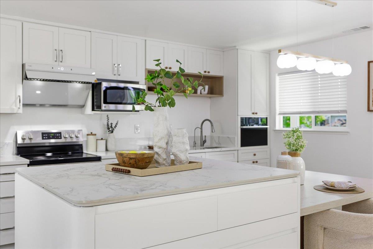 Detail Gallery Image 12 of 49 For 843 Hibiscus Ln, San Jose,  CA 95117 - 3 Beds | 2 Baths