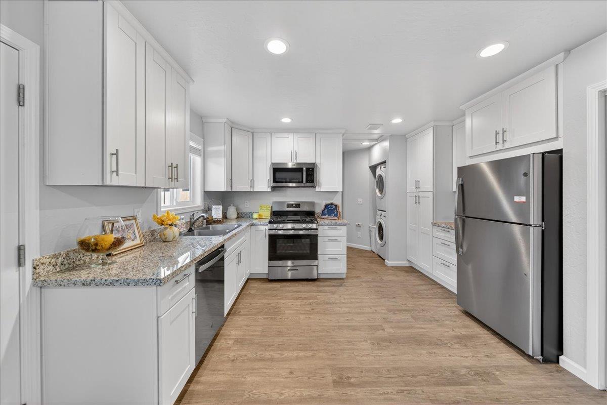 Detail Gallery Image 20 of 37 For 3248 Fitzgerald Cir, Marina,  CA 93933 - 5 Beds | 3 Baths