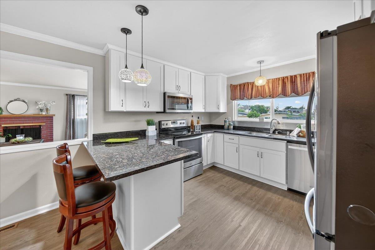 Detail Gallery Image 4 of 37 For 3248 Fitzgerald Cir, Marina,  CA 93933 - 5 Beds | 3 Baths