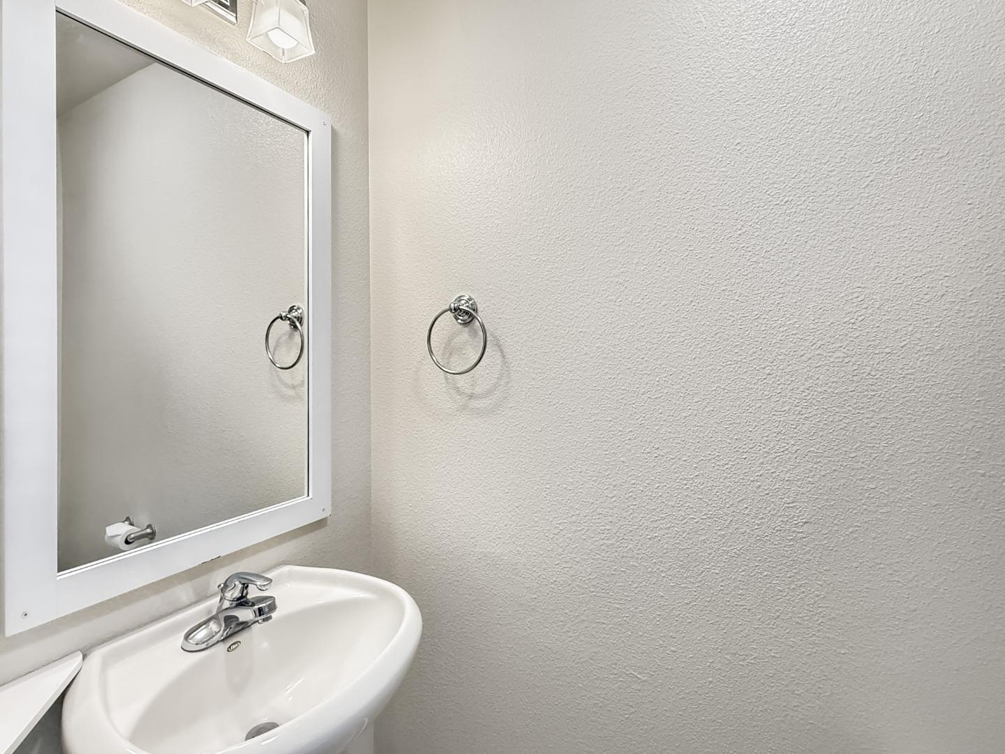 Detail Gallery Image 10 of 39 For 830 Frederick Cmn, San Jose,  CA 95126 - 3 Beds | 2/1 Baths