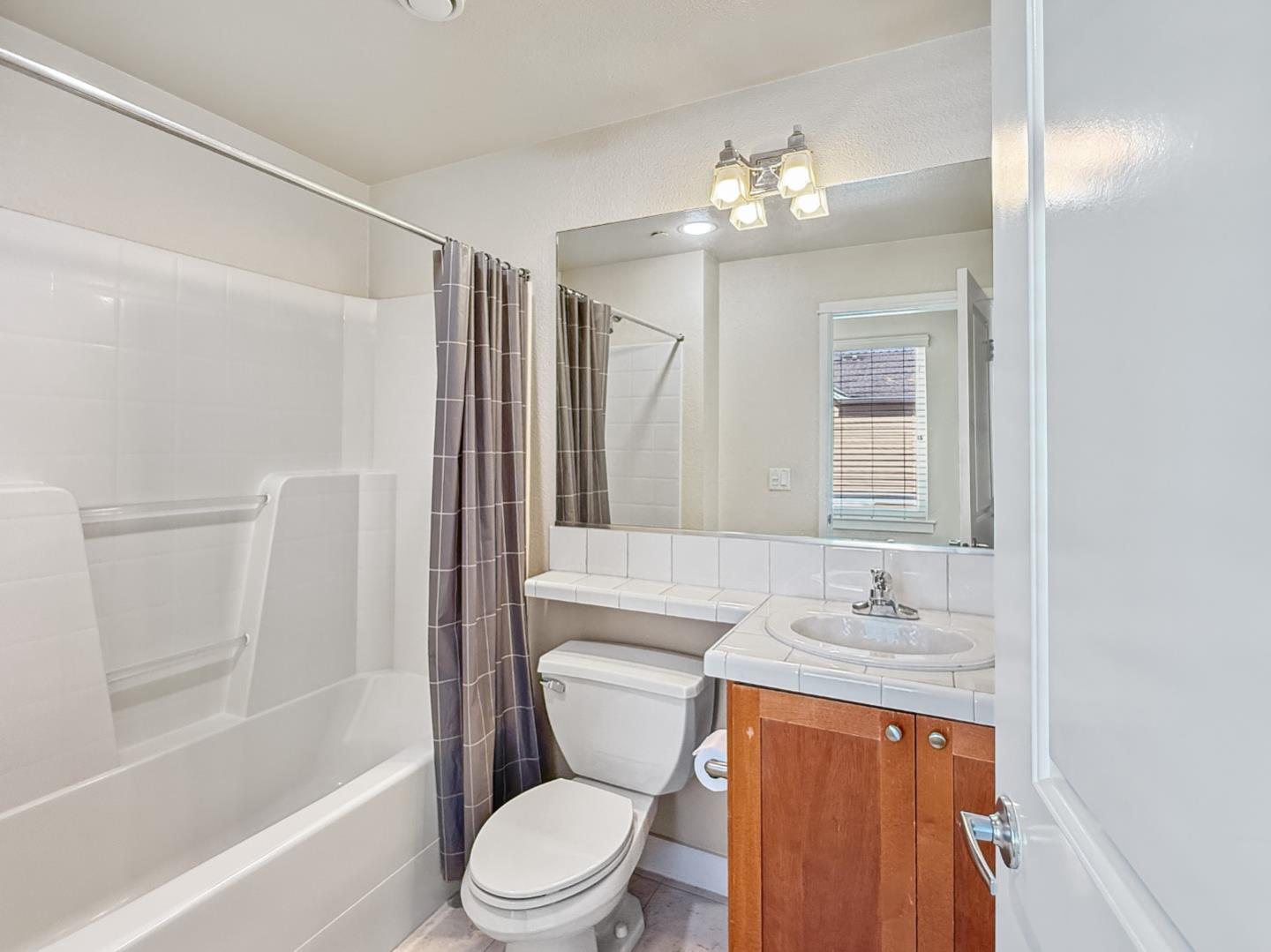 Detail Gallery Image 20 of 39 For 830 Frederick Cmn, San Jose,  CA 95126 - 3 Beds | 2/1 Baths