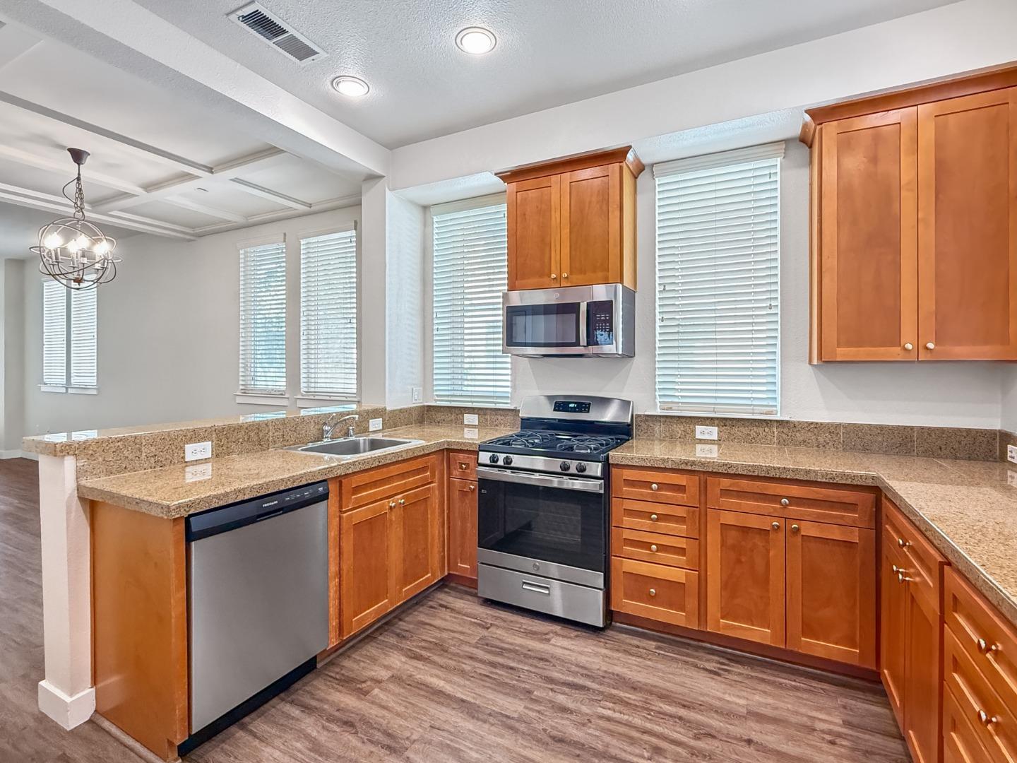 Detail Gallery Image 6 of 39 For 830 Frederick Cmn, San Jose,  CA 95126 - 3 Beds | 2/1 Baths