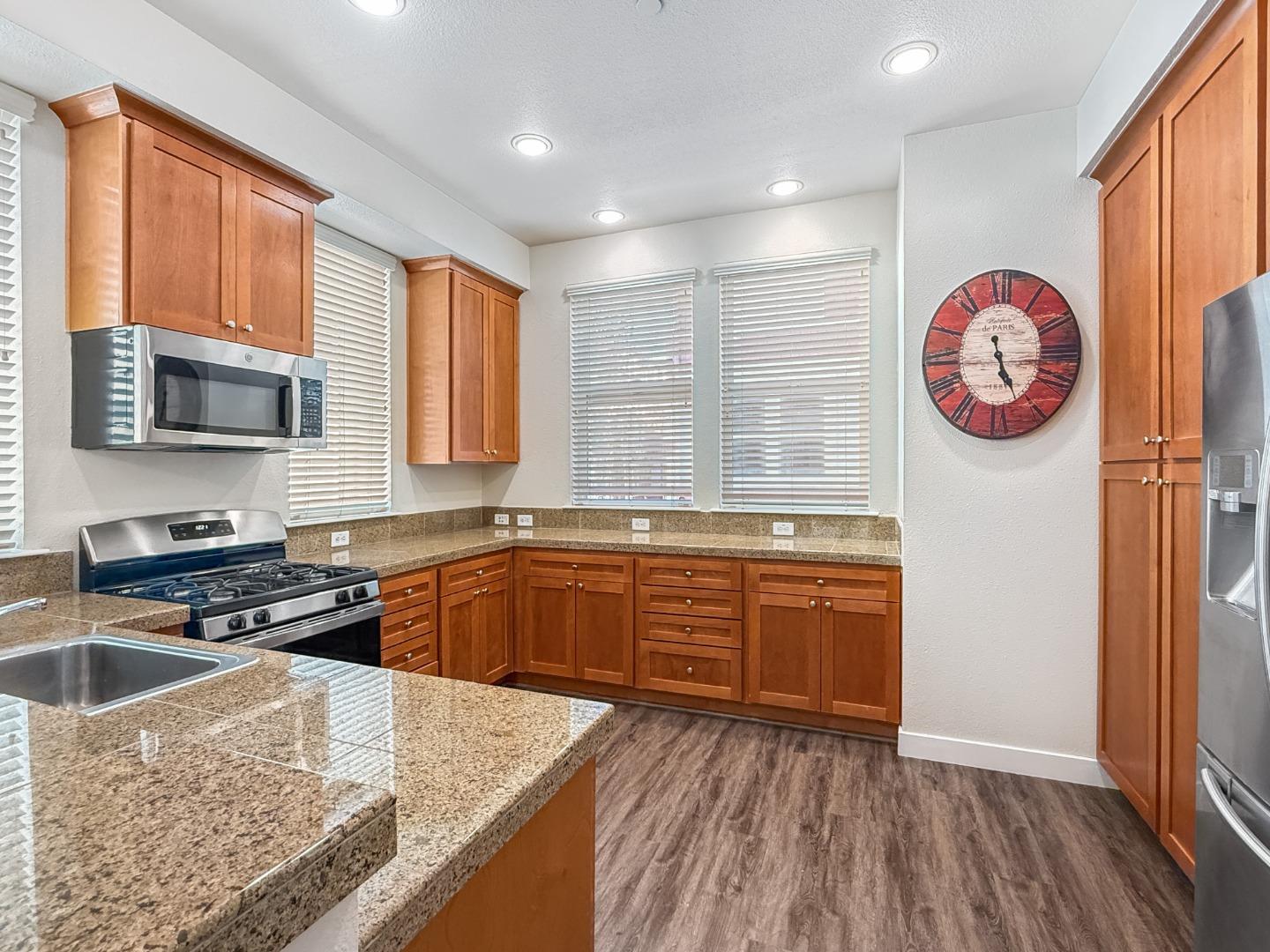 Detail Gallery Image 7 of 39 For 830 Frederick Cmn, San Jose,  CA 95126 - 3 Beds | 2/1 Baths