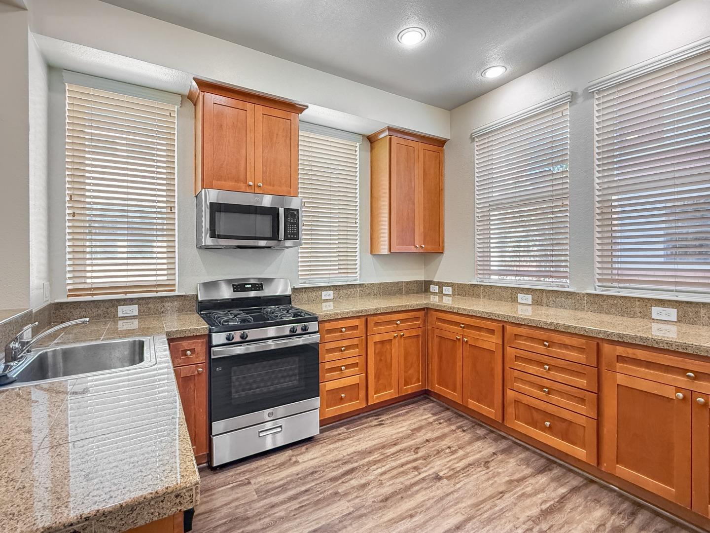 Detail Gallery Image 8 of 39 For 830 Frederick Cmn, San Jose,  CA 95126 - 3 Beds | 2/1 Baths