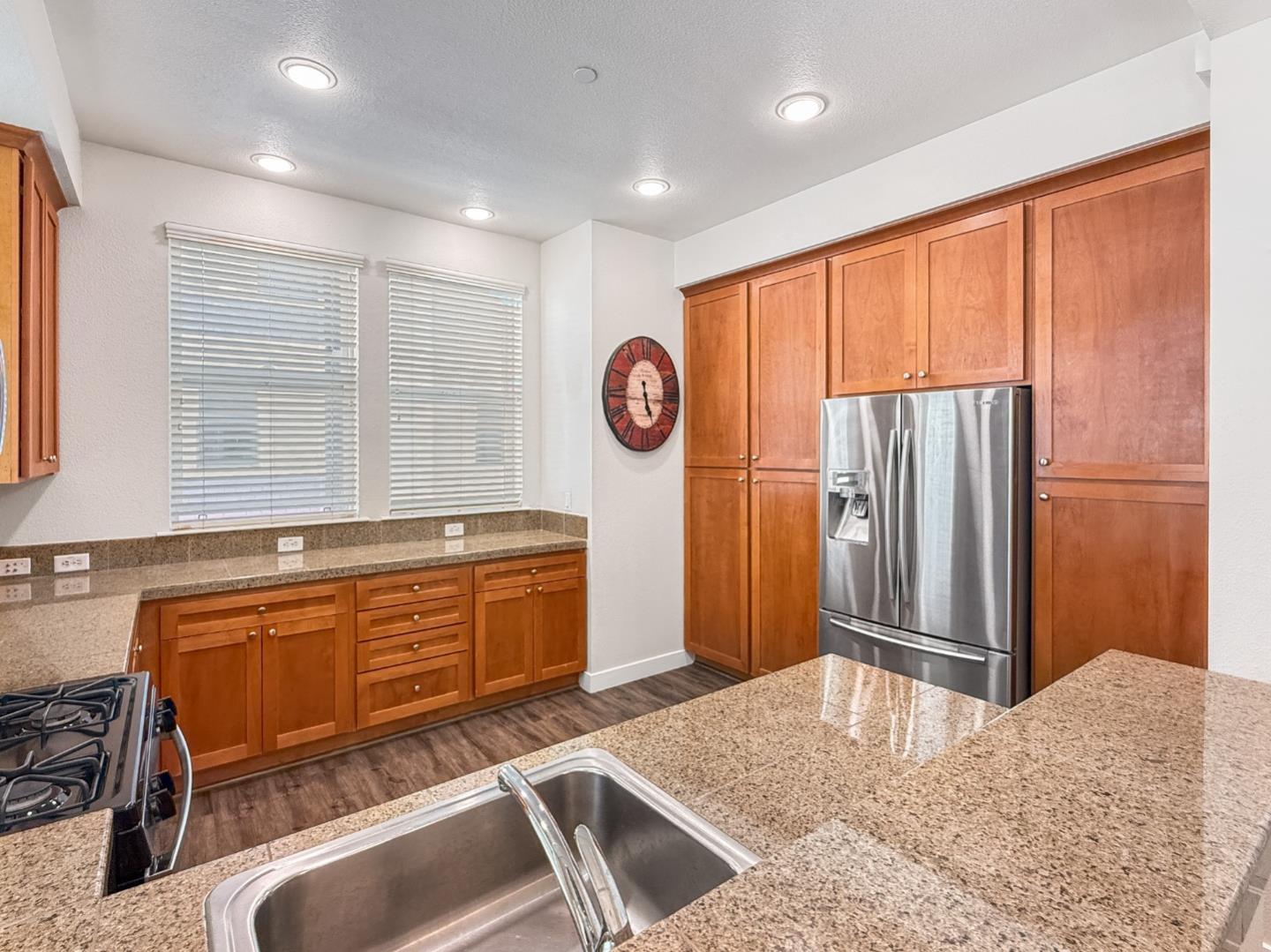 Detail Gallery Image 9 of 39 For 830 Frederick Cmn, San Jose,  CA 95126 - 3 Beds | 2/1 Baths