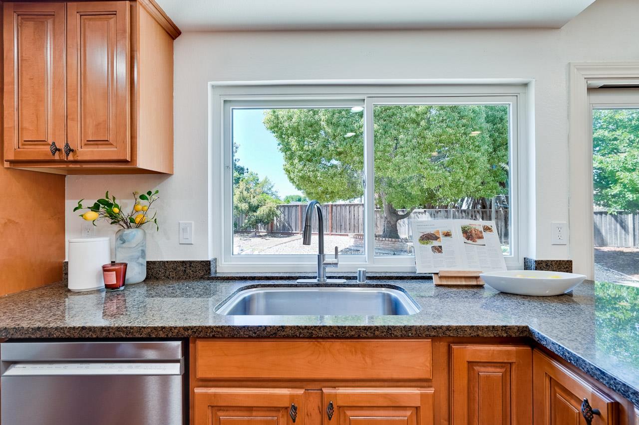 Detail Gallery Image 15 of 66 For 4203 Littleworth Way, San Jose,  CA 95135 - 5 Beds | 2/1 Baths