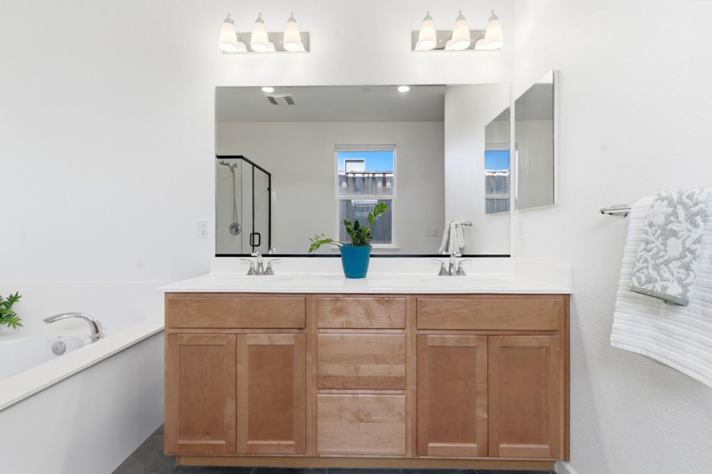 Detail Gallery Image 17 of 30 For 1920 Dylan St, Hollister,  CA 95023 - 4 Beds | 2 Baths