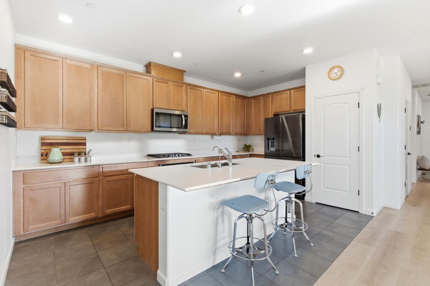 Detail Gallery Image 8 of 30 For 1920 Dylan St, Hollister,  CA 95023 - 4 Beds | 2 Baths