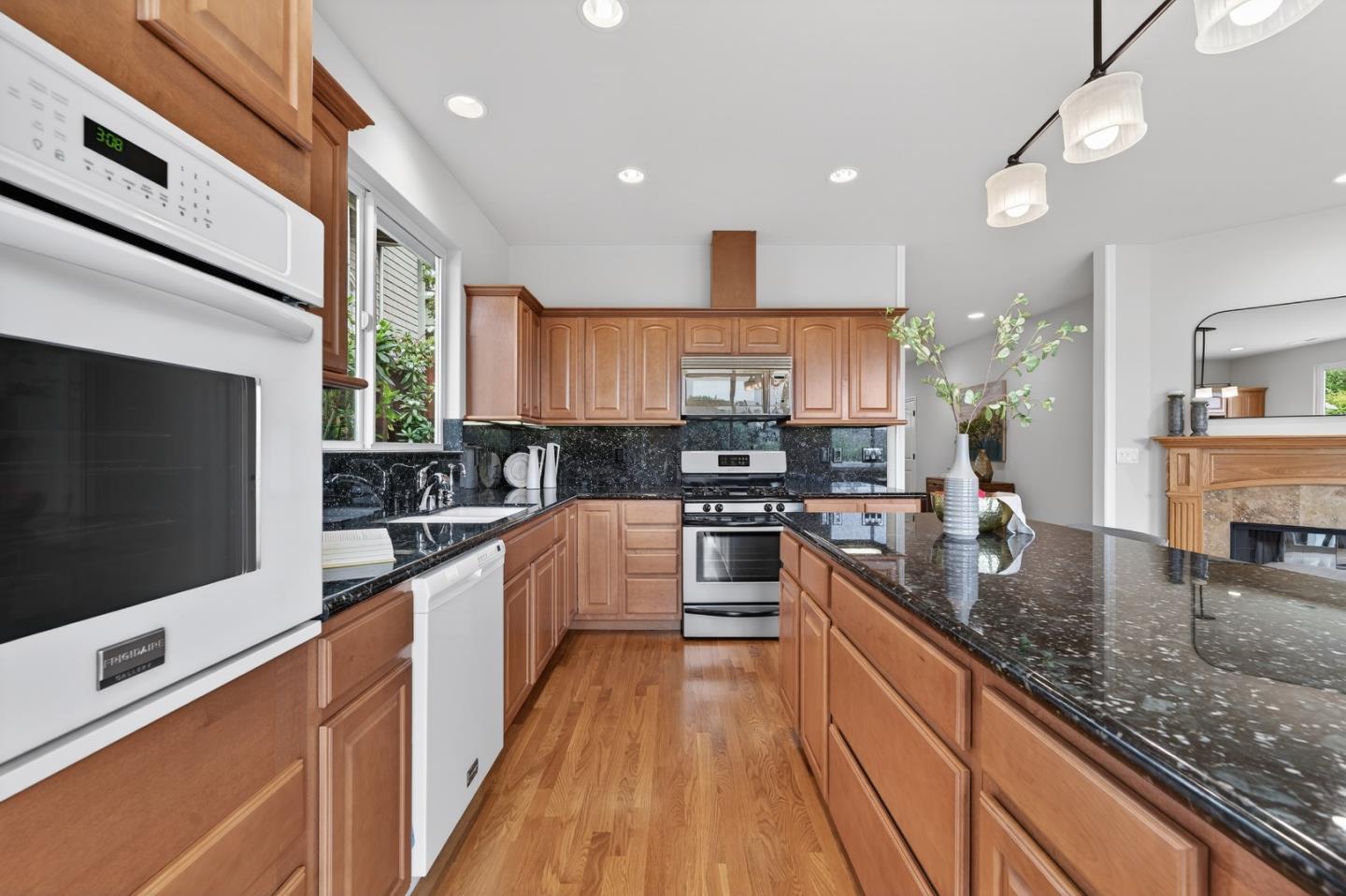 Detail Gallery Image 10 of 32 For 419 Almeria Ave, El Granada,  CA 94018 - 2 Beds | 2 Baths