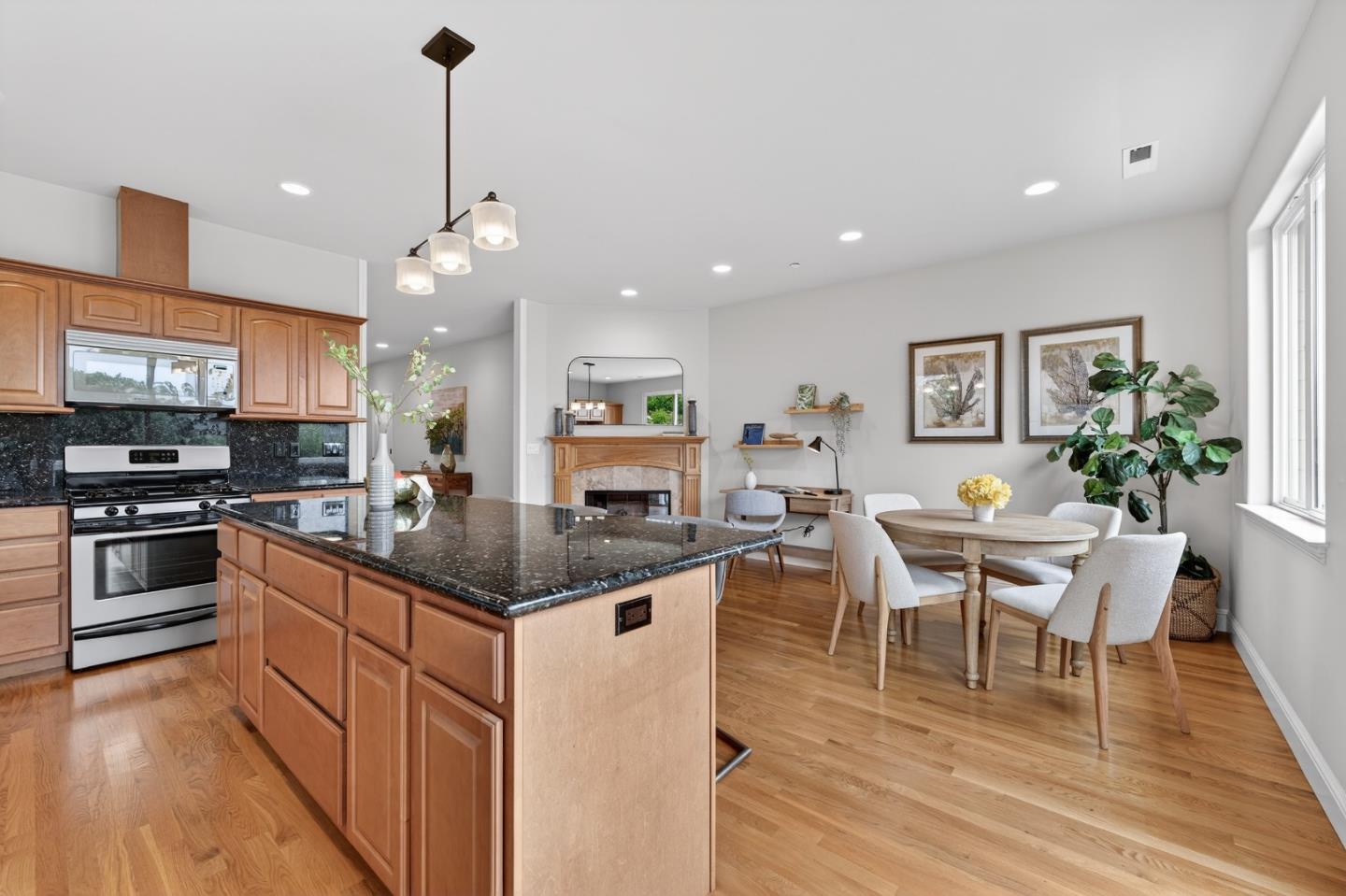 Detail Gallery Image 11 of 32 For 419 Almeria Ave, El Granada,  CA 94018 - 2 Beds | 2 Baths