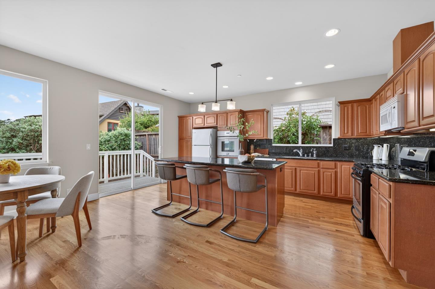 Detail Gallery Image 8 of 32 For 419 Almeria Ave, El Granada,  CA 94018 - 2 Beds | 2 Baths