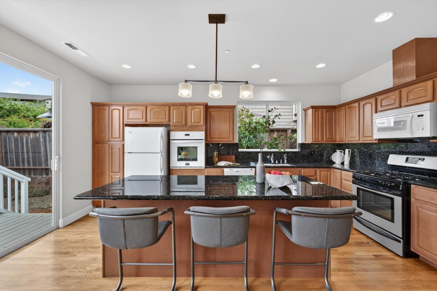 Detail Gallery Image 9 of 32 For 419 Almeria Ave, El Granada,  CA 94018 - 2 Beds | 2 Baths