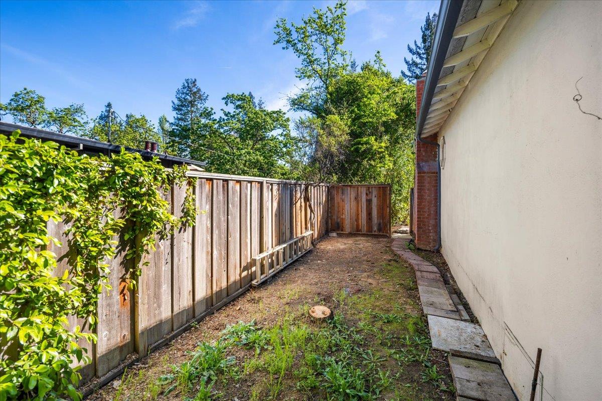 Detail Gallery Image 14 of 21 For 208 Canyon Dr, Portola Valley,  CA 94028 - 2 Beds | 1 Baths