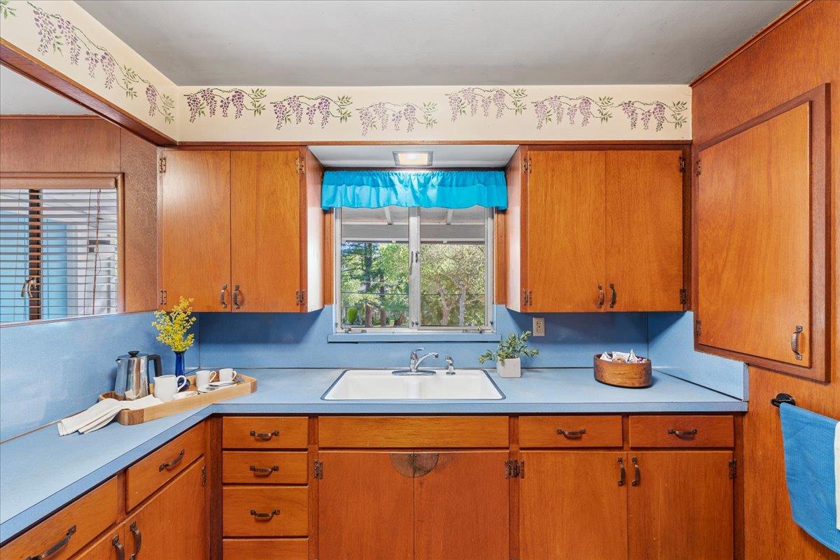 Detail Gallery Image 7 of 21 For 208 Canyon Dr, Portola Valley,  CA 94028 - 2 Beds | 1 Baths