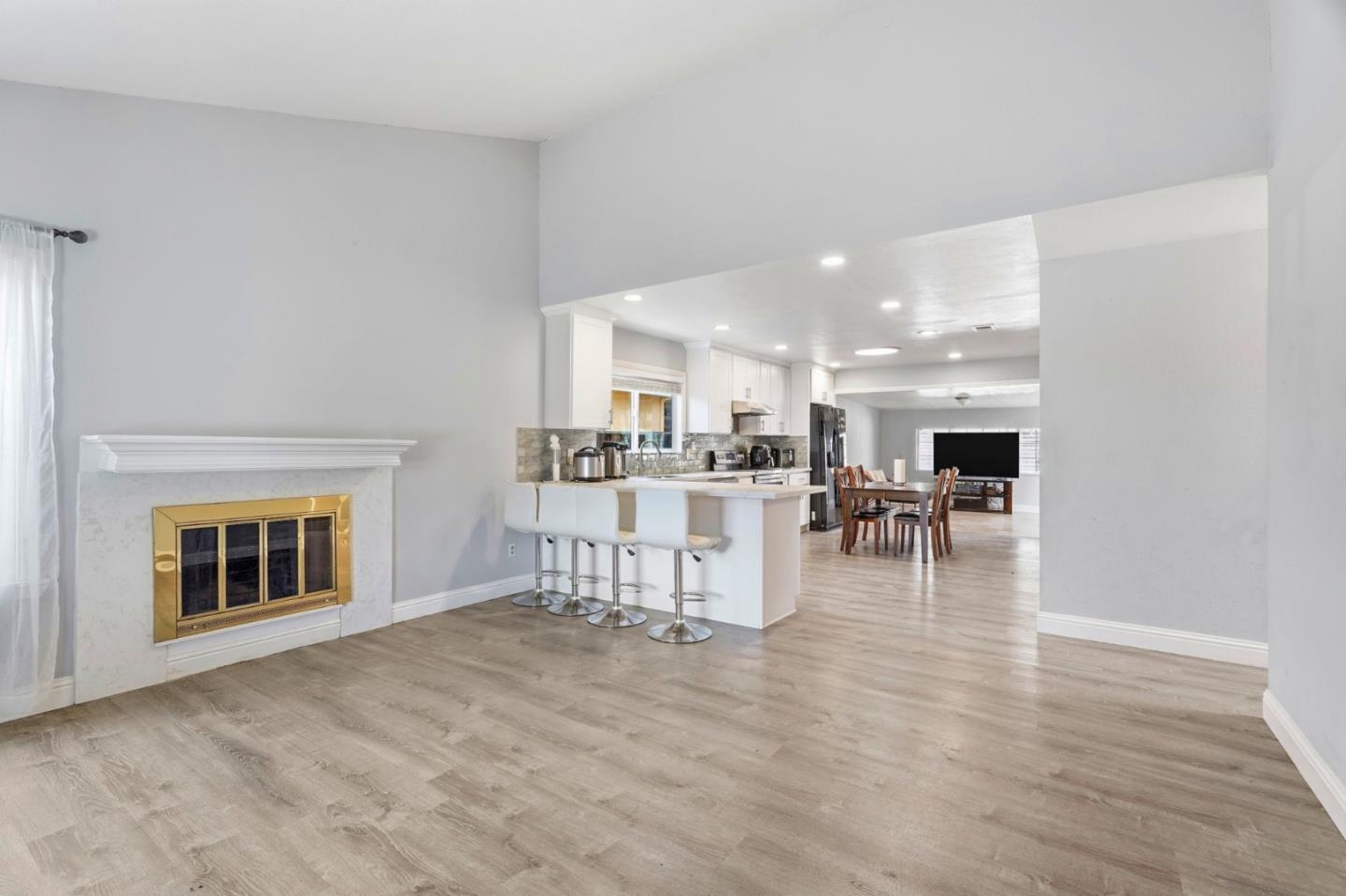 Detail Gallery Image 3 of 13 For 1775 Arroyo De Oro, San Jose,  CA 95116 - 4 Beds | 2 Baths