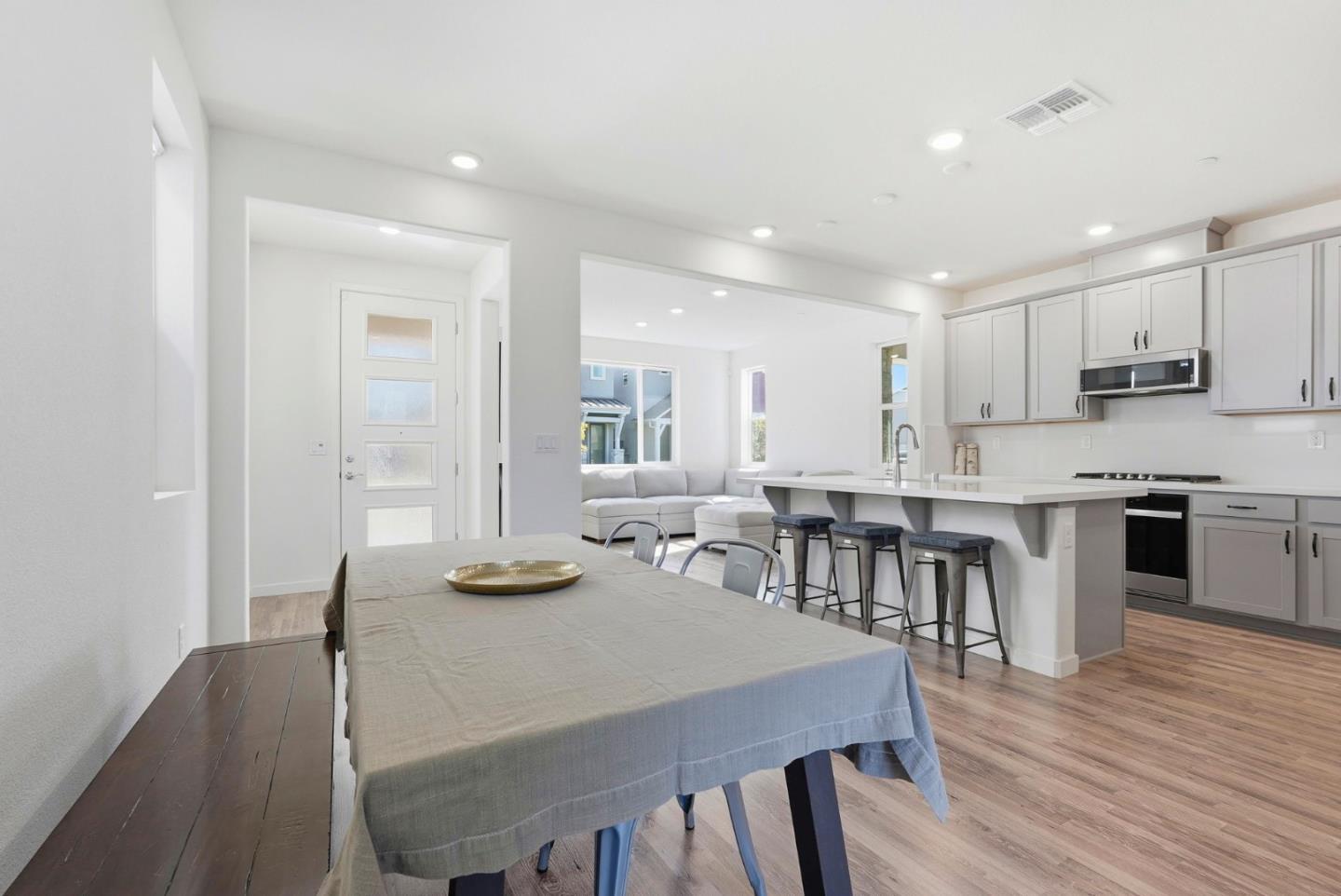 Detail Gallery Image 17 of 57 For 2809 Earthened Walk, Sacramento,  CA 95833 - 4 Beds | 3 Baths