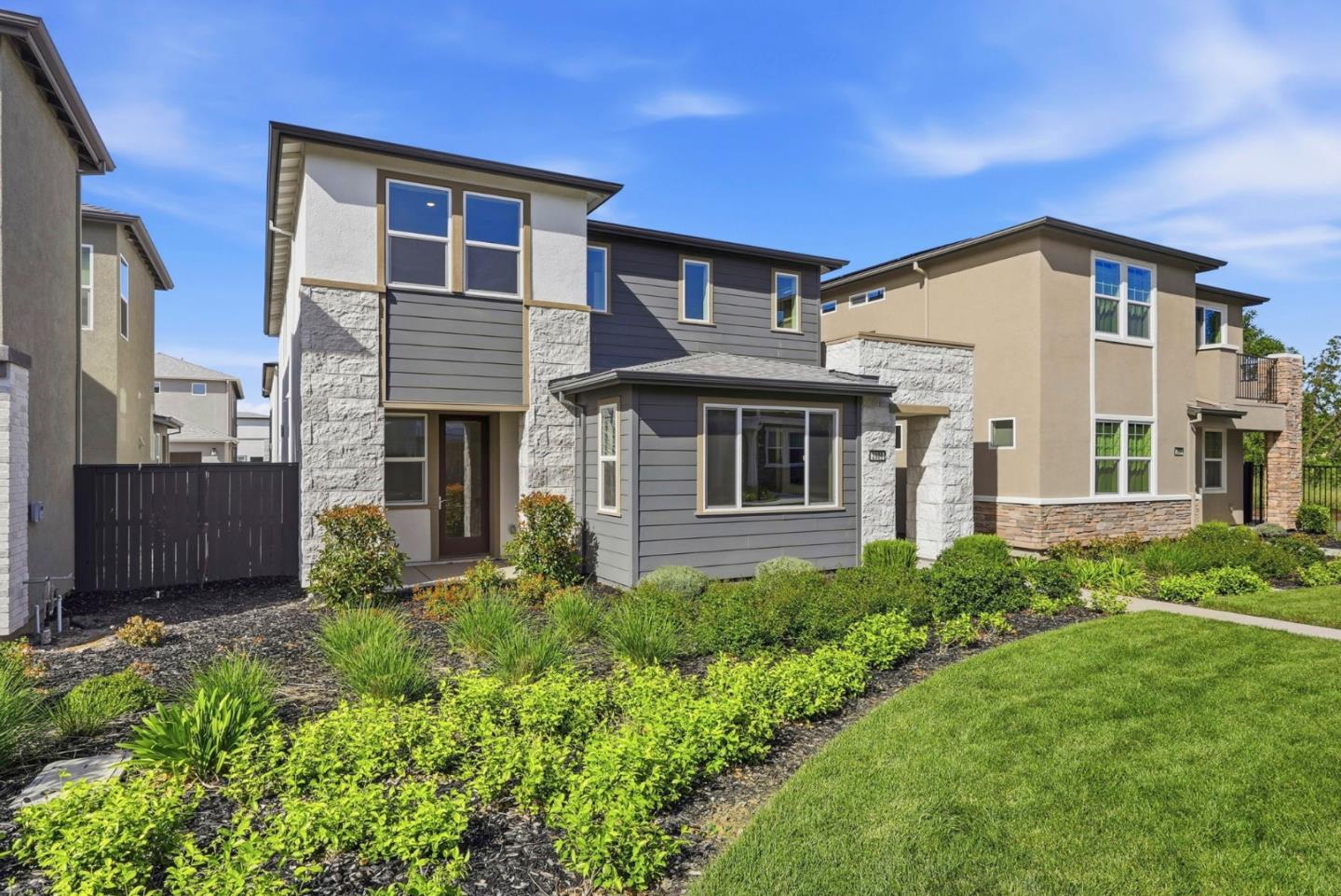 Detail Gallery Image 3 of 57 For 2809 Earthened Walk, Sacramento,  CA 95833 - 4 Beds | 3 Baths