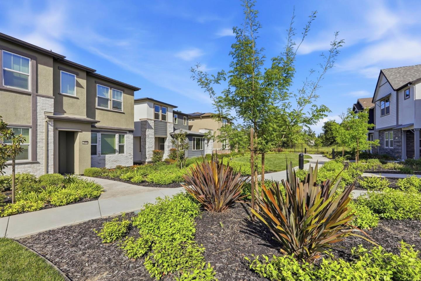 Detail Gallery Image 4 of 57 For 2809 Earthened Walk, Sacramento,  CA 95833 - 4 Beds | 3 Baths