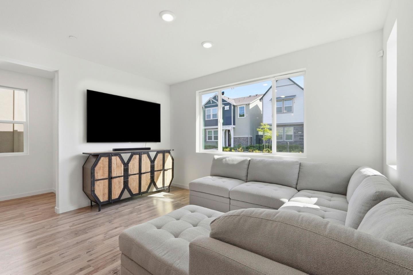 Detail Gallery Image 8 of 57 For 2809 Earthened Walk, Sacramento,  CA 95833 - 4 Beds | 3 Baths