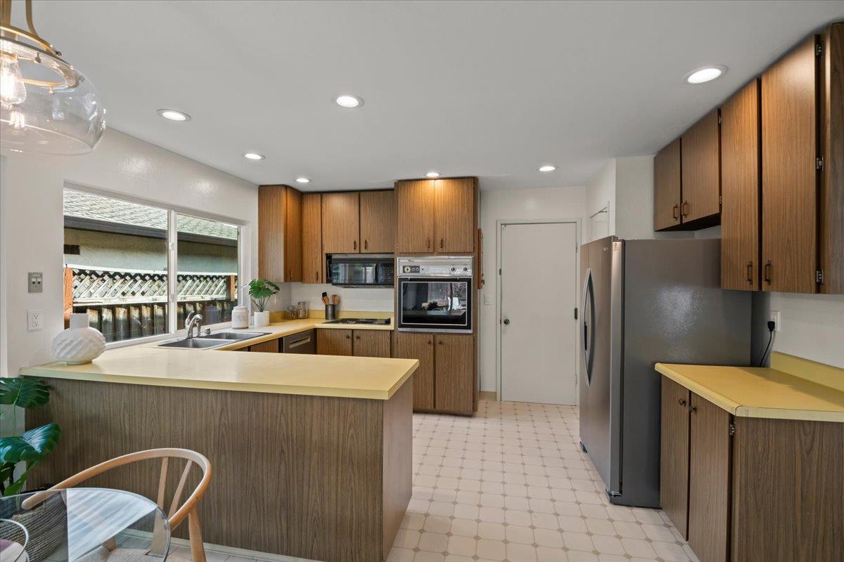 Detail Gallery Image 13 of 29 For 663 Smoke Tree Way, Sunnyvale,  CA 94086 - 3 Beds | 2 Baths