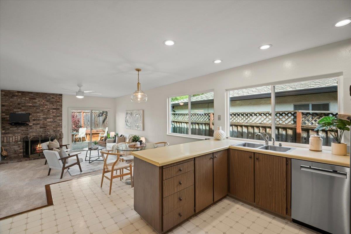 Detail Gallery Image 14 of 29 For 663 Smoke Tree Way, Sunnyvale,  CA 94086 - 3 Beds | 2 Baths