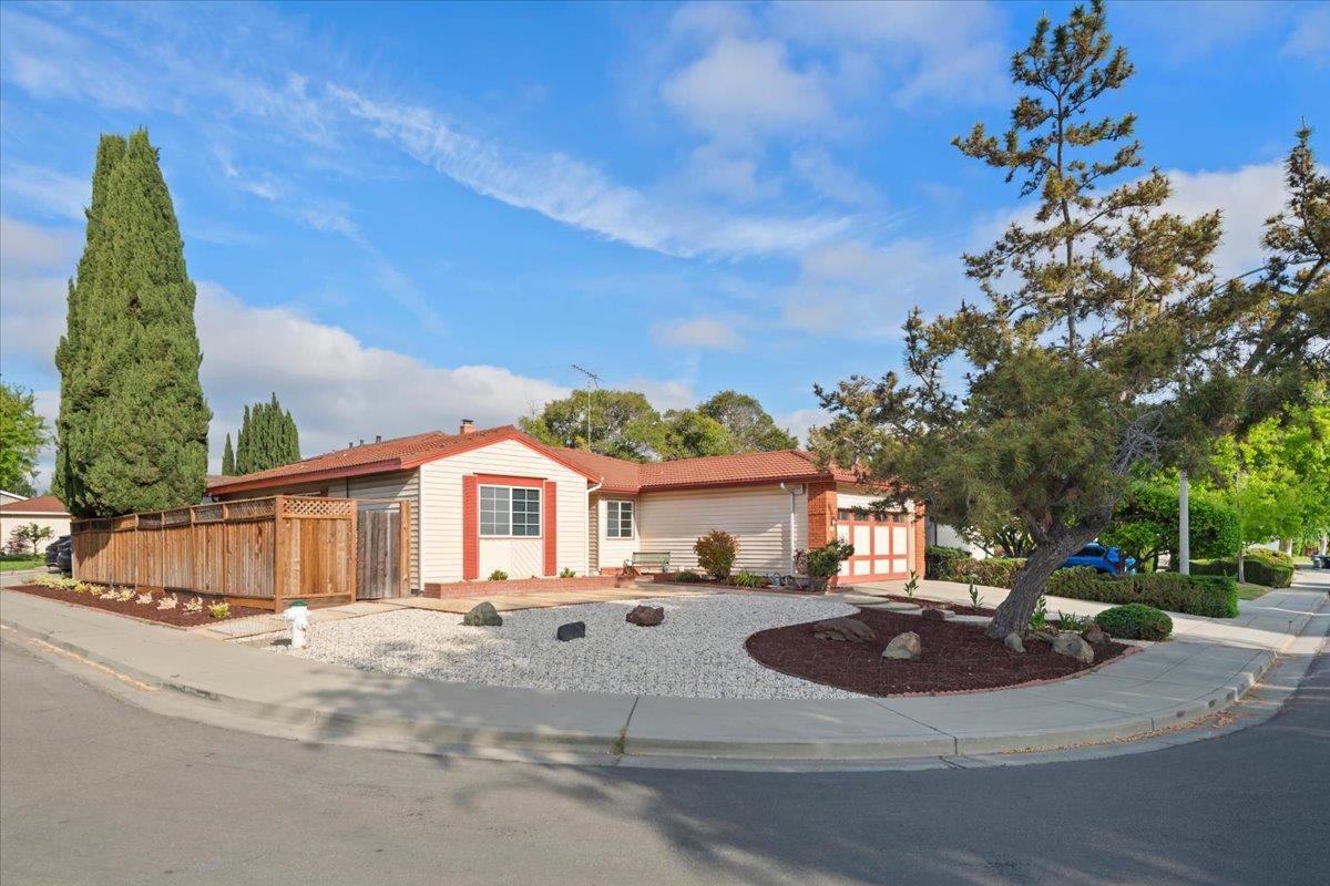 Detail Gallery Image 4 of 29 For 663 Smoke Tree Way, Sunnyvale,  CA 94086 - 3 Beds | 2 Baths